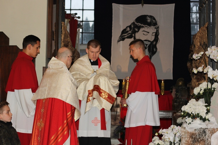 Wielki Piątek z udziałem bp. Andrzeja F. Dziuby w Bełchowie