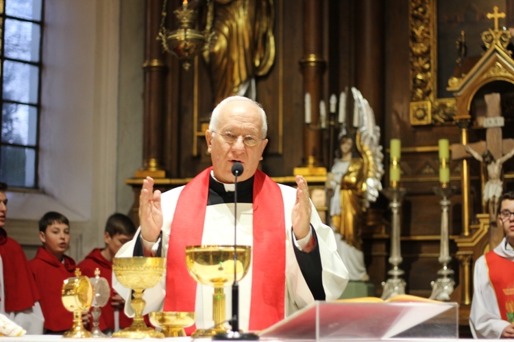 Wielki Piątek z udziałem bp. Andrzeja F. Dziuby w Bełchowie