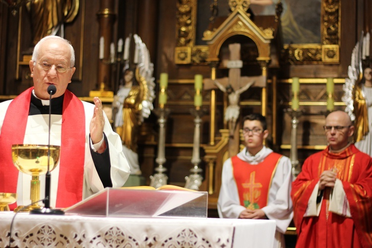 Wielki Piątek z udziałem bp. Andrzeja F. Dziuby w Bełchowie