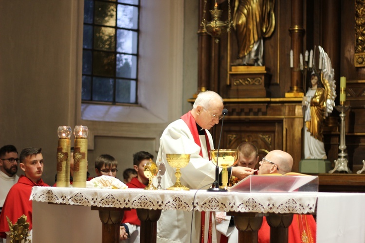 Wielki Piątek z udziałem bp. Andrzeja F. Dziuby w Bełchowie