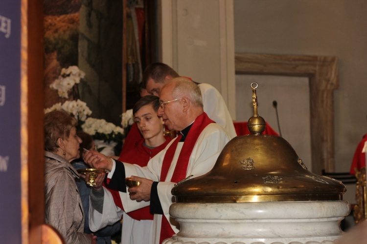 Wielki Piątek z udziałem bp. Andrzeja F. Dziuby w Bełchowie