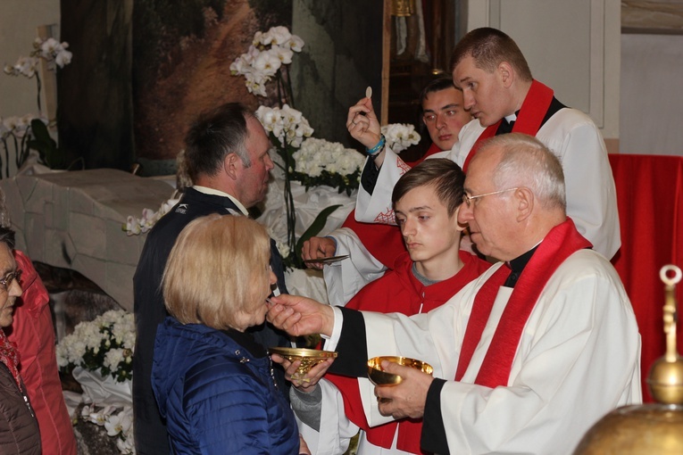 Wielki Piątek z udziałem bp. Andrzeja F. Dziuby w Bełchowie