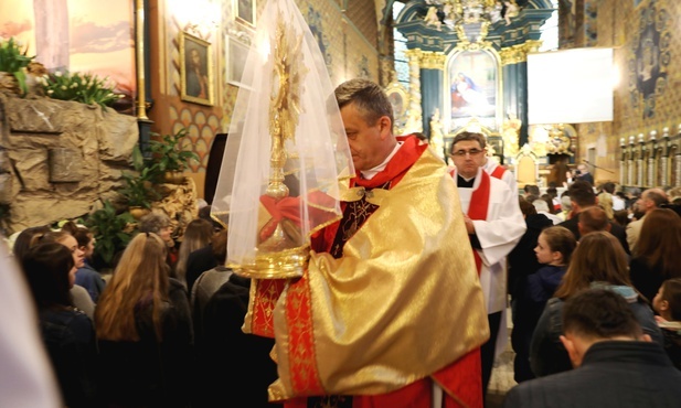 Bp Roman Pindel podczas procesji przeniesienia Najświętszego Sakramentu do Grobu Pańskiego