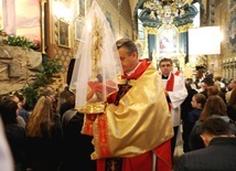 Bp Roman Pindel podczas procesji przeniesienia Najświętszego Sakramentu do Grobu Pańskiego