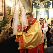 Bp Roman Pindel podczas procesji przeniesienia Najświętszego Sakramentu do Grobu Pańskiego