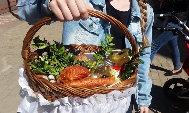 Chorzów: adoracja przy Bożym grobie i święcenie pokarmów