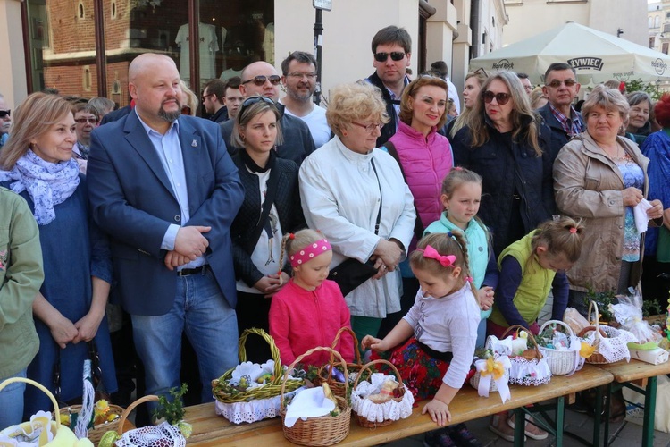 Święcenie pokarmów wielkanocnych przed kościołem Mariackim 2019