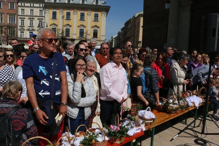 Święcenie pokarmów wielkanocnych przed kościołem Mariackim 2019