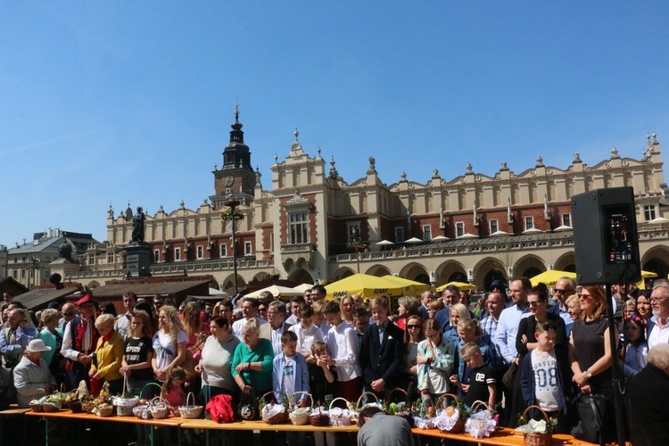 Święcenie pokarmów wielkanocnych przed kościołem Mariackim 2019