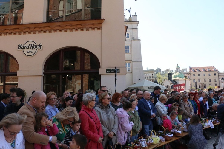 Święcenie pokarmów wielkanocnych przed kościołem Mariackim 2019