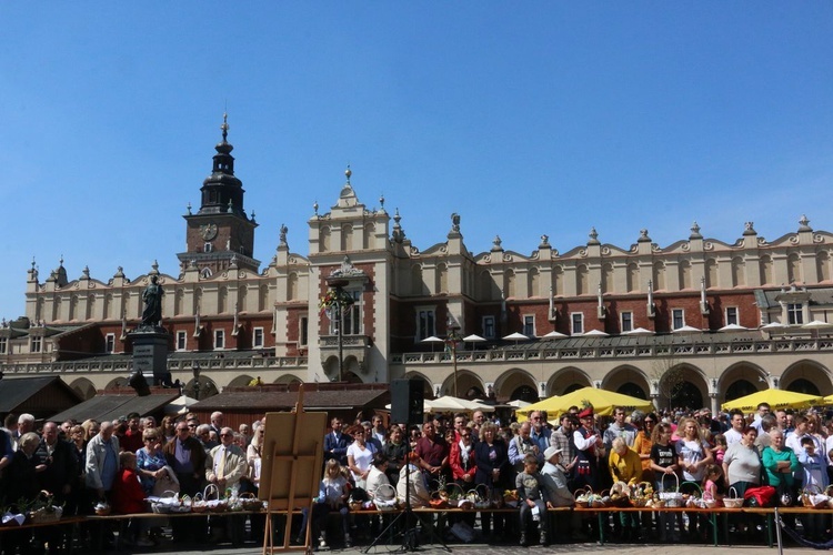 Święcenie pokarmów wielkanocnych przed kościołem Mariackim 2019