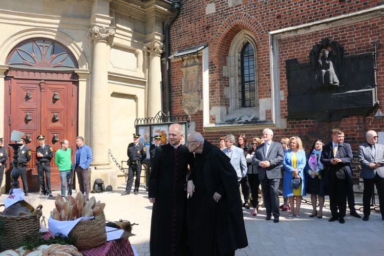 Święcenie pokarmów wielkanocnych przed kościołem Mariackim 2019