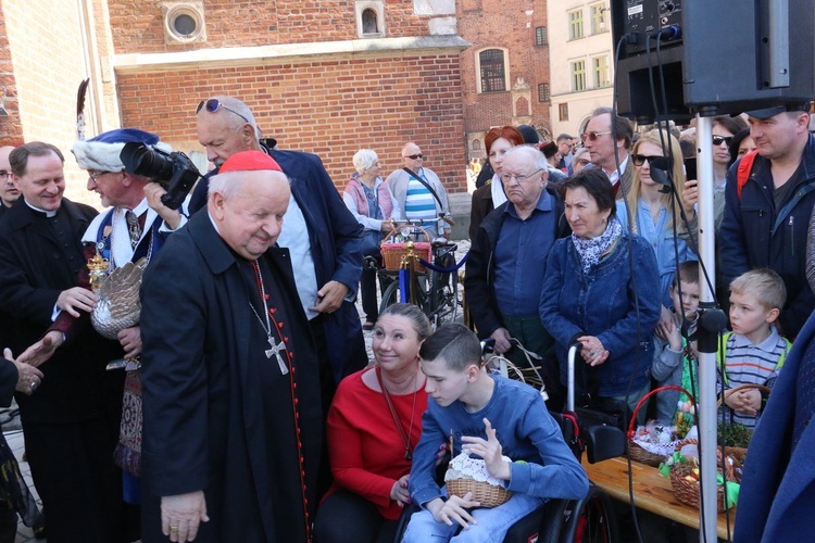 Święcenie pokarmów wielkanocnych przed kościołem Mariackim 2019