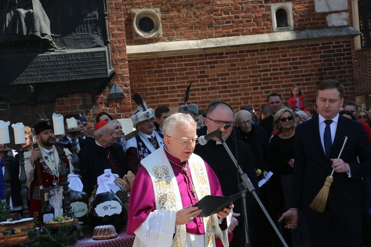 Święcenie pokarmów wielkanocnych przed kościołem Mariackim 2019