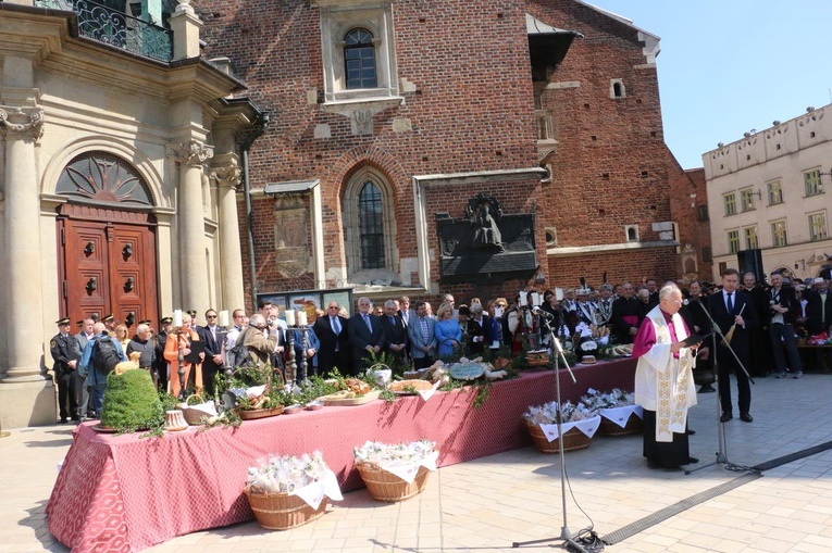 Święcenie pokarmów wielkanocnych przed kościołem Mariackim 2019