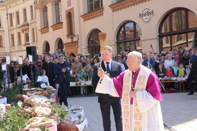 Święcenie pokarmów wielkanocnych przed kościołem Mariackim 2019