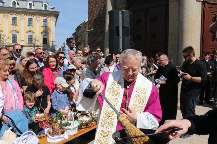 Święcenie pokarmów wielkanocnych przed kościołem Mariackim 2019