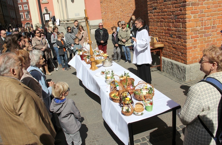 Święceniu pokarmów przyglądali się też obcokrajowcy spacerujący Traktem Królewskim.