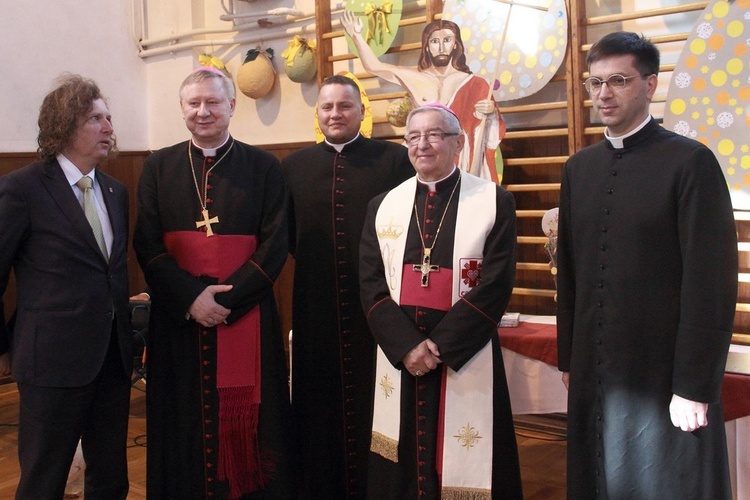 Śniadanie wielkanocne dla ubogich i bezdomnych