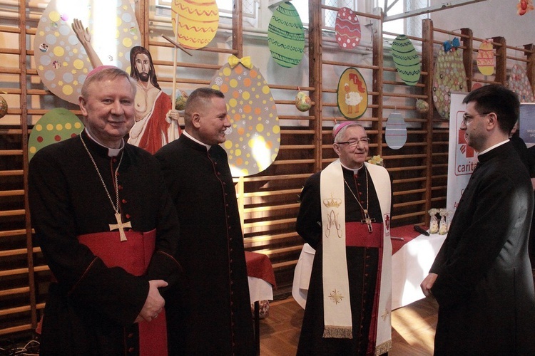 Śniadanie wielkanocne dla ubogich i bezdomnych