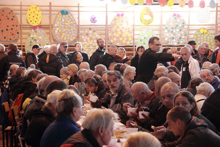 Śniadanie wielkanocne dla ubogich i bezdomnych
