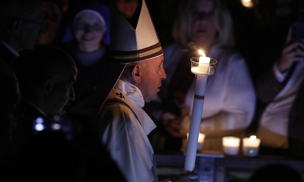 Franciszek podczas liturgii Wigilii Paschalnej