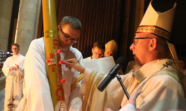 Katowice. Liturgia Wigilii Paschalnej w katedrze