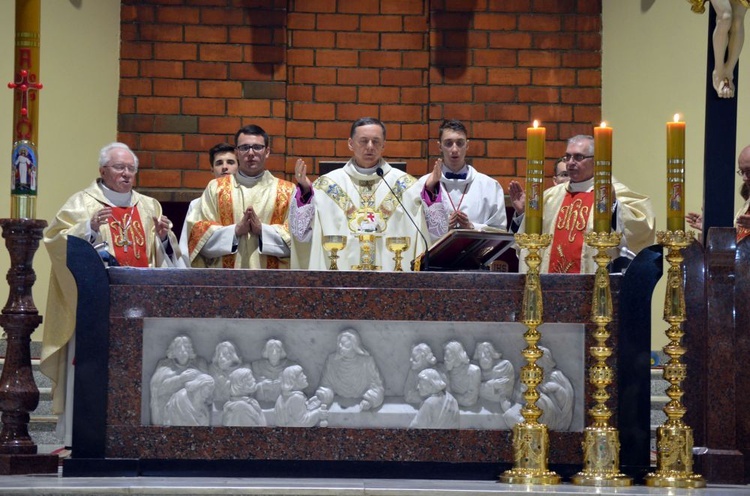 Wigilia Paschalna z bp. Adamem w parafii pw. NMP Królowej Polski w Świdnicy