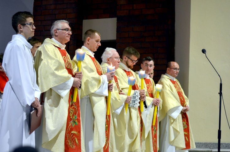 Wigilia Paschalna z bp. Adamem w parafii pw. NMP Królowej Polski w Świdnicy