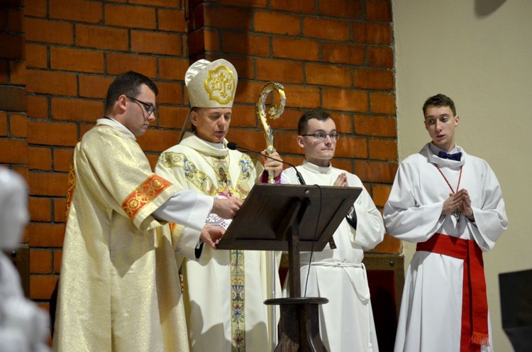 Wigilia Paschalna z bp. Adamem w parafii pw. NMP Królowej Polski w Świdnicy