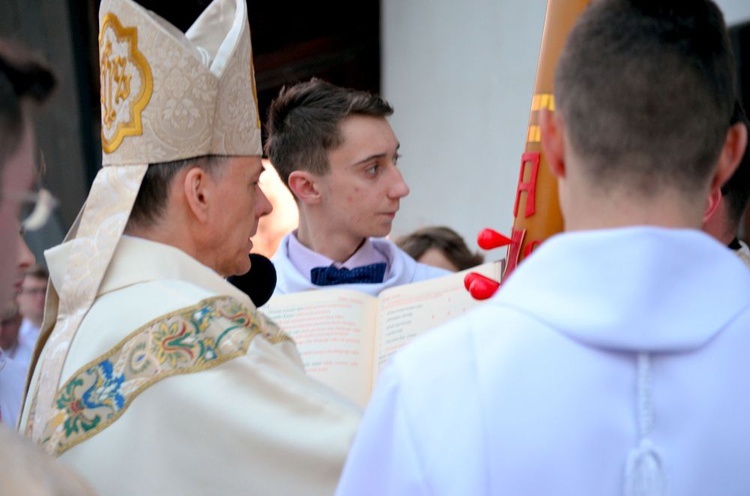 Wigilia Paschalna z bp. Adamem w parafii pw. NMP Królowej Polski w Świdnicy