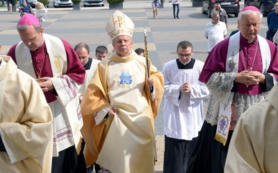 Od lewej biskupi: Piotr Turzyński, Henryk Tomasik, Adam Odzimek.