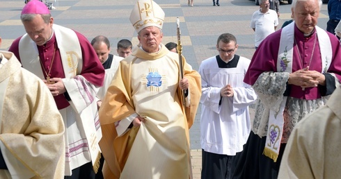 Od lewej biskupi: Piotr Turzyński, Henryk Tomasik, Adam Odzimek.