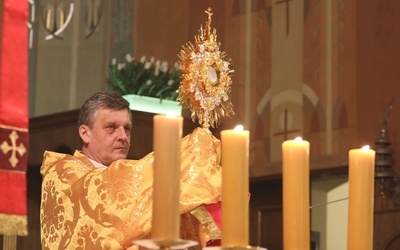 Bp Roman Pindel na zakończenie procesji rezurekcyjnej udzielił wiernym błogosławieństwa eucharystycznego.