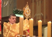 Bp Roman Pindel na zakończenie procesji rezurekcyjnej udzielił wiernym błogosławieństwa eucharystycznego.