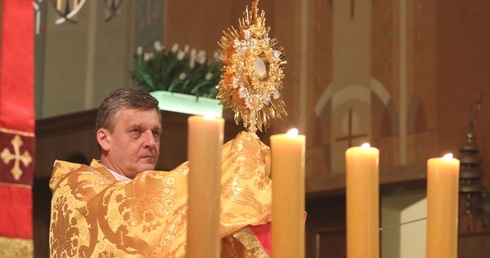 Bp Roman Pindel na zakończenie procesji rezurekcyjnej udzielił wiernym błogosławieństwa eucharystycznego.