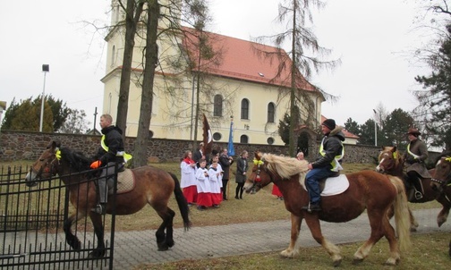 Konno przez pola ze Zmartwychwstałym