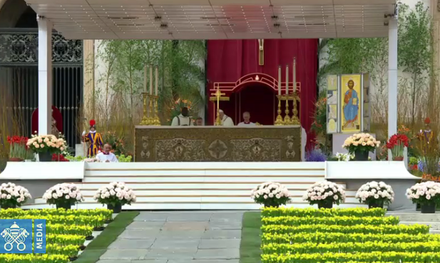 Tysiące wiernych na mszy w Niedzielę Zmartwychwstania Pańskiego