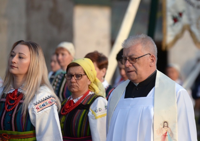 Procesja rezurekcyjna w Opocznie