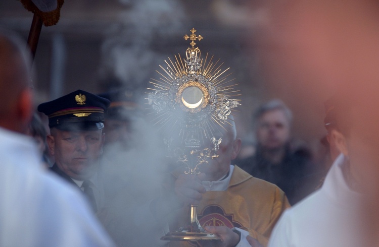 W procesji rezurekcyjnej wyznajemy wiarę w zmartwychwstanie Pana Jezusa, które jest "zadatkiem naszego zmartwychwstania".