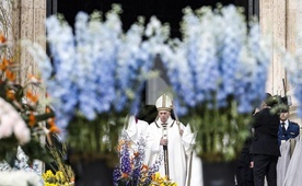 Franciszek podczas odprawianej przed południem na Placu św. Piotra Mszy