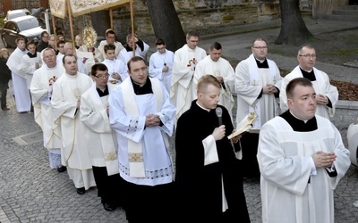 W procesji wzięło udział miejscowe duchowieństwo, klerycy, siostry zakonne i wierni świeccy.