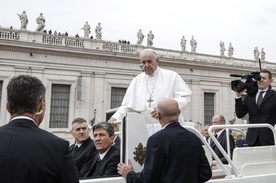 Franciszek modlił się za ofiary ataków na Sri Lance 