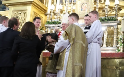 Podczas Wigilii Paschalnej na Wawelu 10 katechumenów przyjęło chrzest św. i bierzmowanie