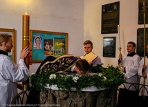 Z fioletów żałoby w biel radości zmartwychwstania. Wigilia Paschalna w nadzwyczajnym rycie rzymskim