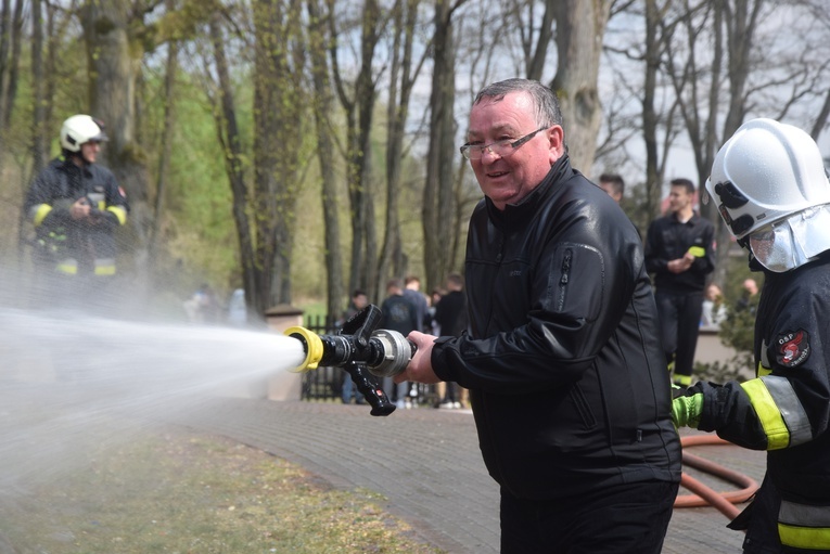 Świątecznej zabawie przewodził proboszcz parafii ks. Zbigniew Chmielewski.