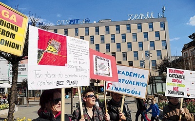 ▲	Protest przeciwko „zabetonowaniu” stadionu odbył się na rynku.