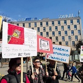 ▲	Protest przeciwko „zabetonowaniu” stadionu odbył się na rynku.