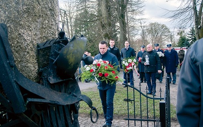 ▲	Uroczystości rozpoczęły się pod podborskim pomnikiem. 