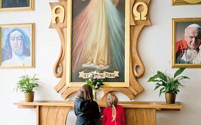 ▲	Przed obrazem Jezusa Miłosiernego modlą się także dzieci.